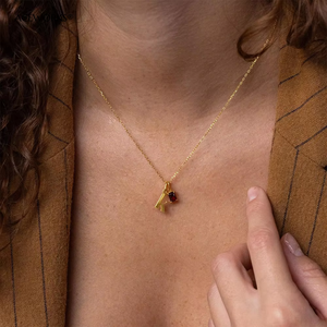 Amuleto de Letra Minúscula |   Colgante con Inicial del Alfabeto en Acero Inoxidable Chapado en Oro PVD de 14K |   Impermeable, Hipoalergénico y Resistente al Deslustre - Product Image 5