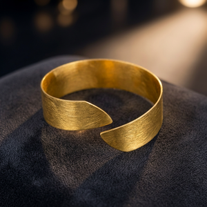 SOUMYA CREATIONS Brazalete Abierto Geométrico de Latón Chapado en Oro, Joyería Clásica Unisex para Uso Casual/Deportivo o de Fiesta - Product Image 3