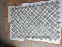Mosaïque de marbre gris et blanc de luxe à motif circulaire découpé au jet d'eau pour crédence murale intérieure d'hôtel et de villa