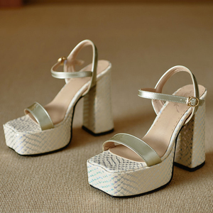 Sandalias de tacón grueso con plataforma y tira única plateadas de punta abierta para mujer, talla grande 45, para pies anchos - Product Image 2