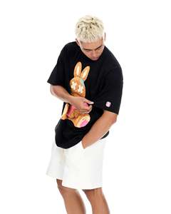 T-shirt unisexe d'été en coton épais 250 g/m² noir, coupe classique, avec impression graphique sérigraphiée sur le devant, motif « Water Gun Rabbit » - Product Image 3