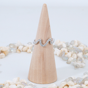 Bague en zircon élégante <span class=keywords><strong>et</strong></span> ondulée en forme de V, style décontracté <span class=keywords><strong>et</strong></span> luxueux, idéale pour le quotidien, <span class=keywords><strong>les</strong></span> mariages <span class=keywords><strong>et</strong></span> <span class=keywords><strong>les</strong></span> superpositions, bijoux raffinés - Product Image 1