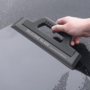 Escobilla Limpiaparabrisas para Auto con Diseño de <span class=keywords><strong>Silicona</strong></span> con Patrón de Fibra de Carbono para Drenar Agua y Aplicar Película Protectora, Suave con la Pintura del Auto - Product Image 2