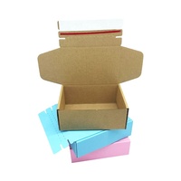 Emballage postal en carton ondulé auto-adhésif recyclable pour l'e-commerce, avec pelliculage mat, gaufrage et doublure en mousse de couleur personnalisée
