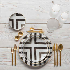 <span class=keywords><strong>Vaisselle</strong></span> <span class=keywords><strong>de</strong></span> mariage <span class=keywords><strong>de</strong></span> luxe en porcelaine fine ensemble d'assiettes noires Crossroads Lines avec bordure dorée gravée pour événements et restauration - Product Image 5