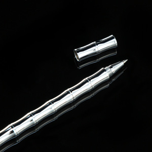 Stylo à encre gel en laiton style bambou, personnalisable en gros avec logo imprimable pour signature professionnelle et promotionnelle - Product Image 3
