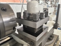 Tour à métaux horizontal robuste CA6150, portée de 300 mm, banc en fonte HT300 pour le tournage d'arbres