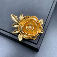 Bros dan Anting Bunga Peony Berlapis Emas dari Paduan Logam Tiga Dimensi yang Elegan dan Bergaya Vintage
