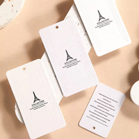 Étiquette suspendue en papier gaufré personnalisée avec cordon en coton pour vêtements, chaussures, sacs et articles vestimentaires