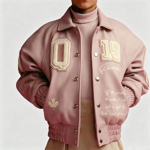 <span class=keywords><strong>Giacca</strong></span> Varsity Personalizzabile in <span class=keywords><strong>Ecopelle</strong></span> Rosa Stile Anni '90 con Logo in Ciniglia per Streetwear, Basso MOQ - Product Image 1