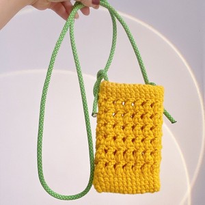 Sac bandoulière pour téléphone en tricot de laine fait main, motif floral, doublure en coton, style frais et doux, prêt à l'emploi, vente en gros, motif Petite Rouge Capuche - Product Image 1