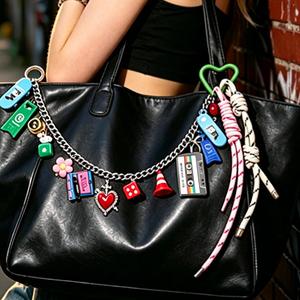 Lindo llavero de plástico con forma de corazón, cadena y dijes para accesorio de bolso, regalo de San Valentín - Product Image 1