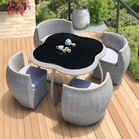 Chaise et table en rotin PE en bois et métal au design moderne, style peu encombrant pour hôtels, patios, jardins au bord de la piscine