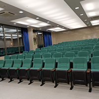 Chaises d'école, d'église, de salle de conférence, en plastique, avec pieds en fer et assise en éponge verte.