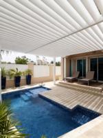 Pergola bioclimatique de luxe avec portes coulissantes en verre et fenêtres à volets occultants pour villa haut de gamme, patio arrière, terrasse extérieure, gazebo