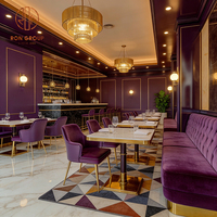 Meubles de restaurant d'hôtel de luxe léger, banquette capitonnée violette, table en pierre frittée, chaise en velours avec structure métallique pour usage commercial