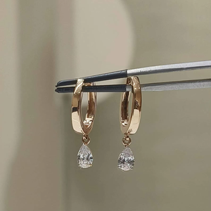 ต่างหูเพชรแบบคลาสสิกสำหรับการปลูกในแล็บแบบคลาสสิกพร้อมต่างหูแบบห่วงแบบห้อยติดเพชร14K สีทองล้วน - Product Image 4