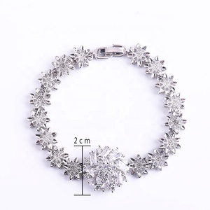 2025 Nueva joyería de lujo de moda de alta calidad 18K chapado en oro AAA Cubic Zirconia CZ Chian Charm pulsera para mujer - Product Image 4