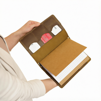 Couverture de carnet rechargeable en cuir PU A5 avec poche et porte-stylo, monogramme personnalisé