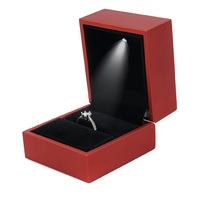 Boîtes à bijoux carrées en plastique avec logo personnalisé, fermeture magnétique, doublure en velours, éclairage LED, emballage pour bagues, boucles d'oreilles, pendentifs