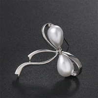 Broches en alliage de galvanoplastie avec nœud en diamant pour femmes, plaqué or, perle, perle, plaqué argent, les plus populaires