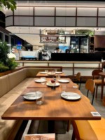Ensemble table et chaises carrées en bois massif personnalisable Liangmu Master Jane, style minimaliste moderne, structure métallique, mobilier de restaurant