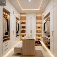 Armoire moderne sur mesure en chêne blanc de luxe avec finitions dorées pour chambre à coucher, dressing et dressing intégré