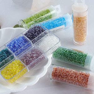 Cuentas de semillas de cristal de colores brillantes y arcoíris transparentes 11/0 cuentas de semillas redondas de Rocailles de alta calidad de 2mm - Product Image 1