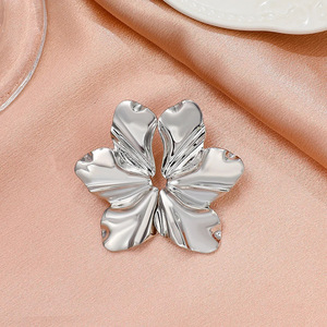 Orecchini a Perno Vintage a Petalo di Fiore Irregolare, Gioielli Eleganti e Audaci per Donna, Ideali per Abiti da Sera, Feste e Come Regalo - Product Image 6