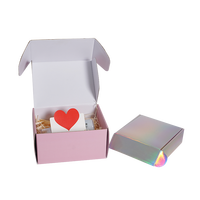 Boîtes d'expédition en carton ondulé rose avec logo personnalisé gaufrage emballage postal blanc pour vêtements chandails chaussettes stratification mate