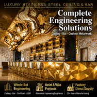 Comptoir de bar lumineux en titane et acier inoxydable forgé sur mesure, design géométrique sculptural pour hôtel, complexe hôtelier, casino