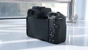 Cámara <span class=keywords><strong>Canon</strong></span> <span class=keywords><strong>EOS</strong></span>-<span class=keywords><strong>R50</strong></span> de 24.2MP con Video 4K UHD, Sensor APS-C CMOS sin Espejo y Tarjeta SD - Cámara Económica (95% Nueva) - Product Image 2