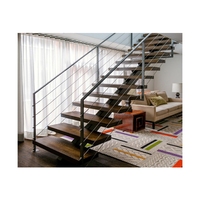 Maison nouvellement construite avec escalier flottant, escalier mural avec échelle, éclairage LED pour marches d'escalier, escalier droit