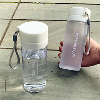 Bouteille d'eau de sport transparente en plastique PC de 800 ml, portable, avec logo personnalisé, pour la gym et le camping, échantillon gratuit, vente en gros