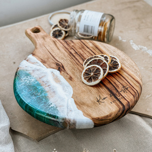 Tabla de Cortar de Madera de Olivo con Diseño de Resina Artística de Olas del Océano, Tabla Redonda para Servir Pizza y Queso - Product Image 3
