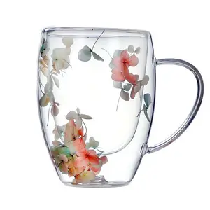 Caneca de vidro criativa de parede dupla com alto teor de borosilicato para café, atacado de 12 onças com flores secas