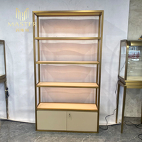 Vitrinas Modernas MASTER con Iluminación LED Integrada, Múltiples Niveles, Marco Dorado para Joyerías y Salas de Exhibición
