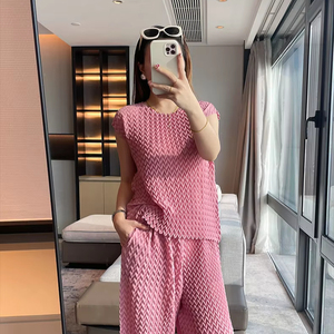 Completo da <span class=keywords><strong>donna</strong></span> plissettato stile Miyake: camicia ampia e pantaloni a gamba larga - Set due pezzi casual all'<span class=keywords><strong>ingrosso</strong></span> dalla fabbrica di <span class=keywords><strong>abbigliamento</strong></span> plissettato - Product Image 1