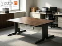 Bureau de bureau moderne avec cloison de séparation blanche et canal de câblage sous le bureau pour table de travail commerciale en espace ouvert