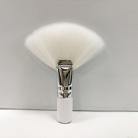 Mini handzame, pluizige kwast met kort handvat, zachte veganistische gezichtsmaskerkwasten, cosmetische applicator.