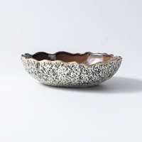 Grand bol en céramique haut de gamme pour restaurant, bord ondulé festonné effet pierre brute, glaçure marron, idéal pour salades, soupes et plats partagés.