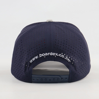 Casquette de baseball en polyester à 5 panneaux, personnalisée, de haute qualité, avec logo brodé, trou perforé au laser, imperméable, pour le sport, casquettes de golf OEM