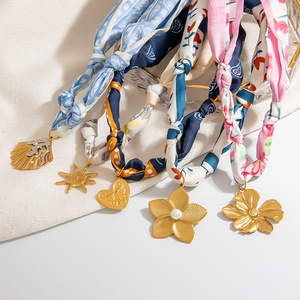 Collier pendentif fleur soleil coeur en plaqué or pour femme Vente en gros Collier ras du cou en soie Collier en soie pour femme en acier inoxydable - Product Image 3
