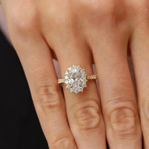 Hermosos Anillos de Compromiso de Dos Tonos con Moissanita Ovalada de 2 Quilates en Halo con Hombros, Anillo de Oro de 14K - Product Image 4