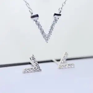 Collana personalizzata 925 gioielli in argento Sterling rodiato CZ Cubic Zirconia V collana pendente lettera iniziale