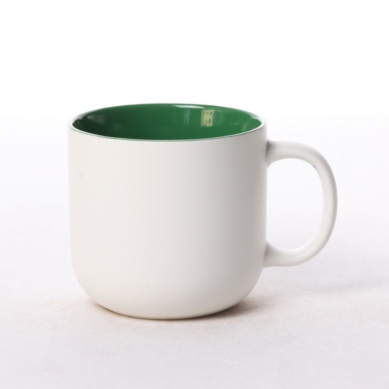 Verde brillante por dentro, blanco mate por fuera