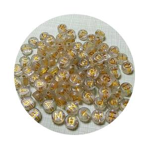 Mejor precio, 100 Uds., pigmento redondo plano con purpurina, oro transparente, abalorios del alfabeto inglés, cuentas de letras de plástico para pulsera DIY - Product Image 2