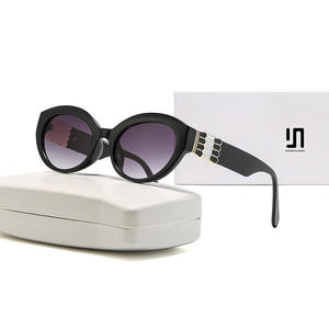 Nouvelles Lunettes de Soleil Rétro Noires pour Femmes, Monture PC, Protection UV400, Type 3, Idéales pour la Conduite et la Mode - Product Image 4