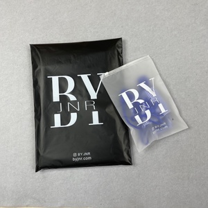 Sacs d'emballage en plastique biodégradable personnalisés mats/givrés avec fermeture éclair, sacs de vêtements avec fermeture éclair pour t-shirts et maillots de bain avec logo - Product Image 4