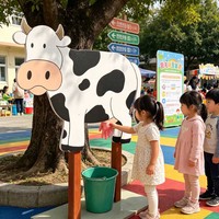 Máquina de juego de competición de ordeño, material PVC, juego interactivo de doble carrera para exteriores, ideal para alquiler en fiestas y carnavales.